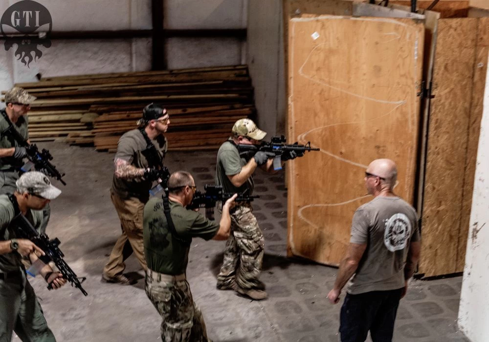 Βίντεο: Εκπαίδευση στις τακτικές Close-quarters battle (CQB)